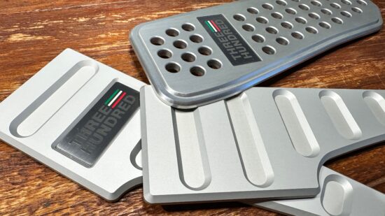 足元もアルミフットレストでオシャレに♪ - THREE HUNDRED ABARTH