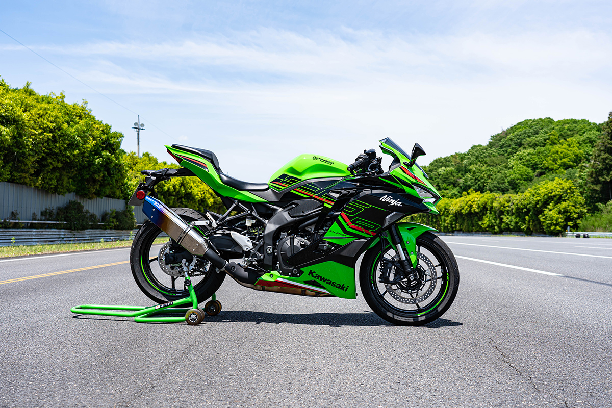 Ninja ZX-25R(2023)政府認証スリップオンマフラー IKAZUCHI | TRICK