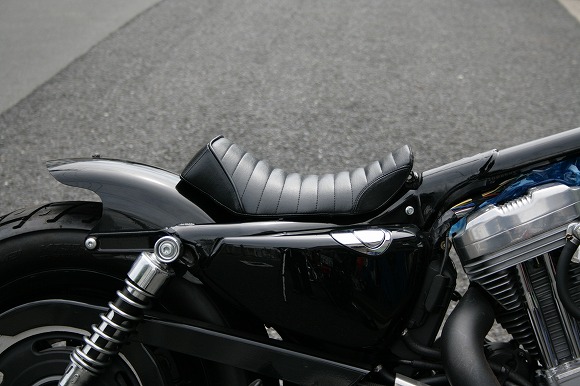 スポーツスター専用 シングル・カスタムシート 横タックロール - TT&CO