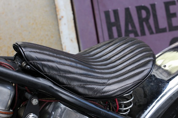 本革ソロシート 縦タックロール 取付イメージ - TT&CO. ブログ