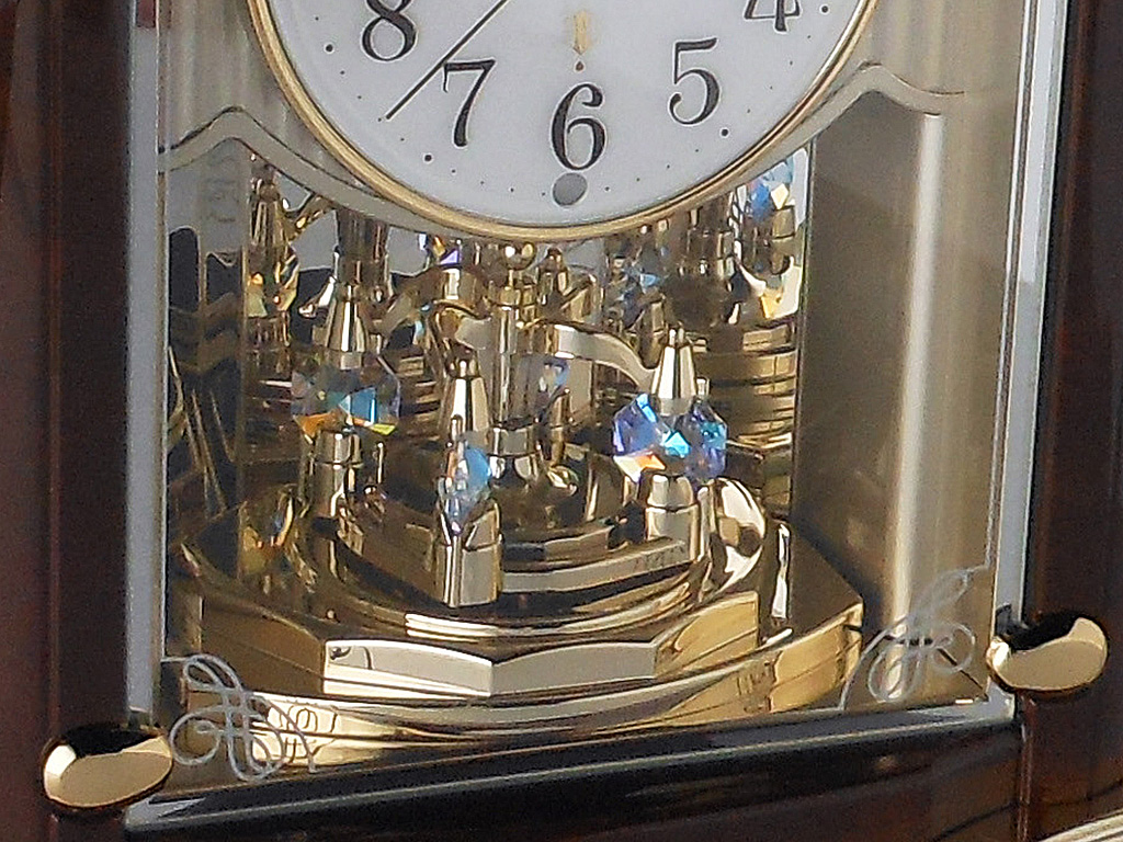 セイコー【エンブレム】スワロフスキー回転飾り付き電波置時計 | 静岡