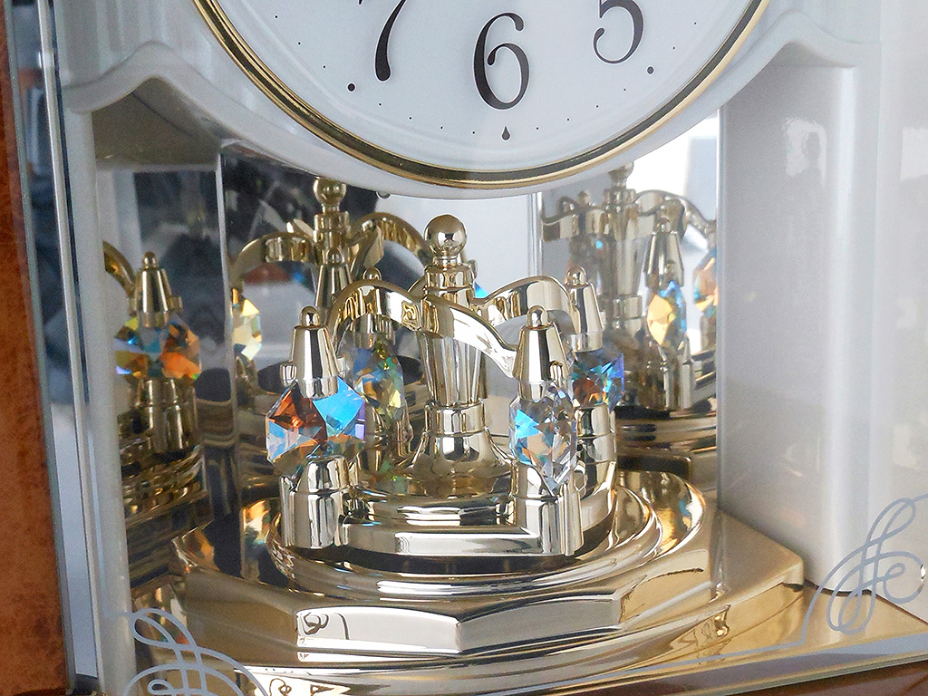 セイコー【エンブレム】スワロフスキー回転飾り付き電波置時計