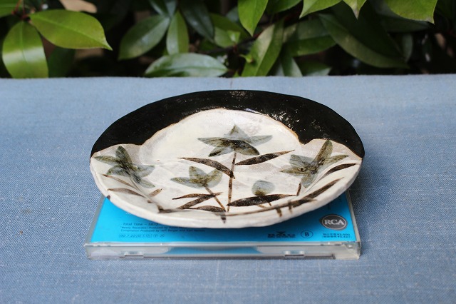 岐阜県土岐市の中垣連次さんの黒織部キキョウ5寸皿 うつわ家膳｜人気