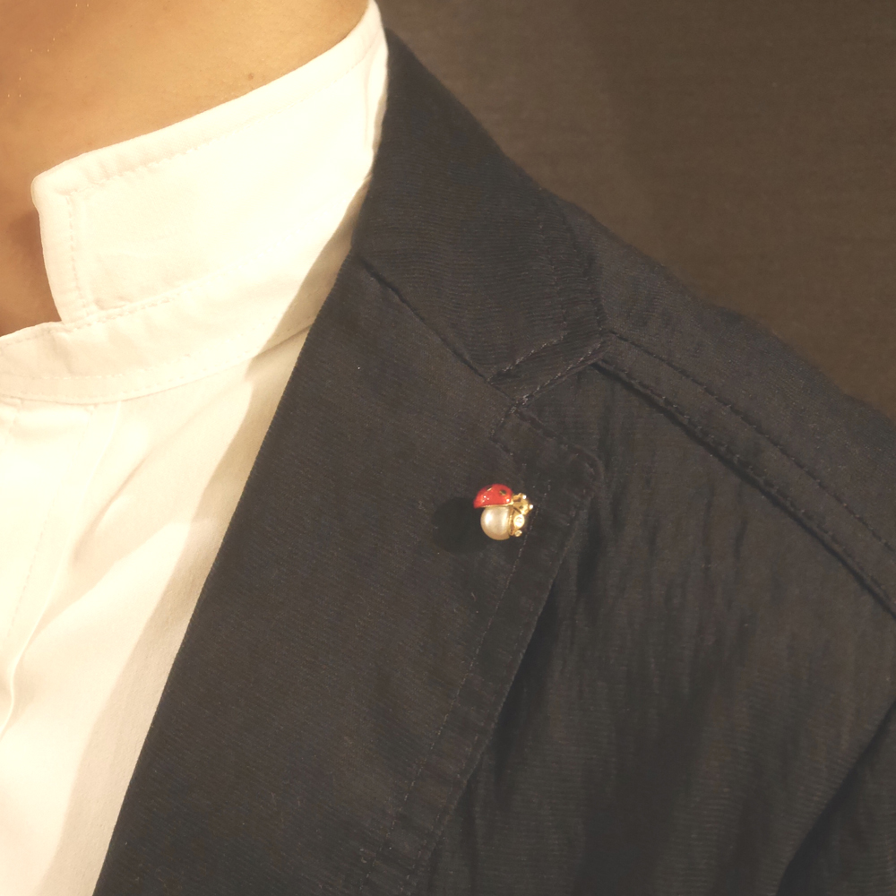 ウエダジュエラーの 'てんとう虫' と '蜂' のピンブローチ | NEWS