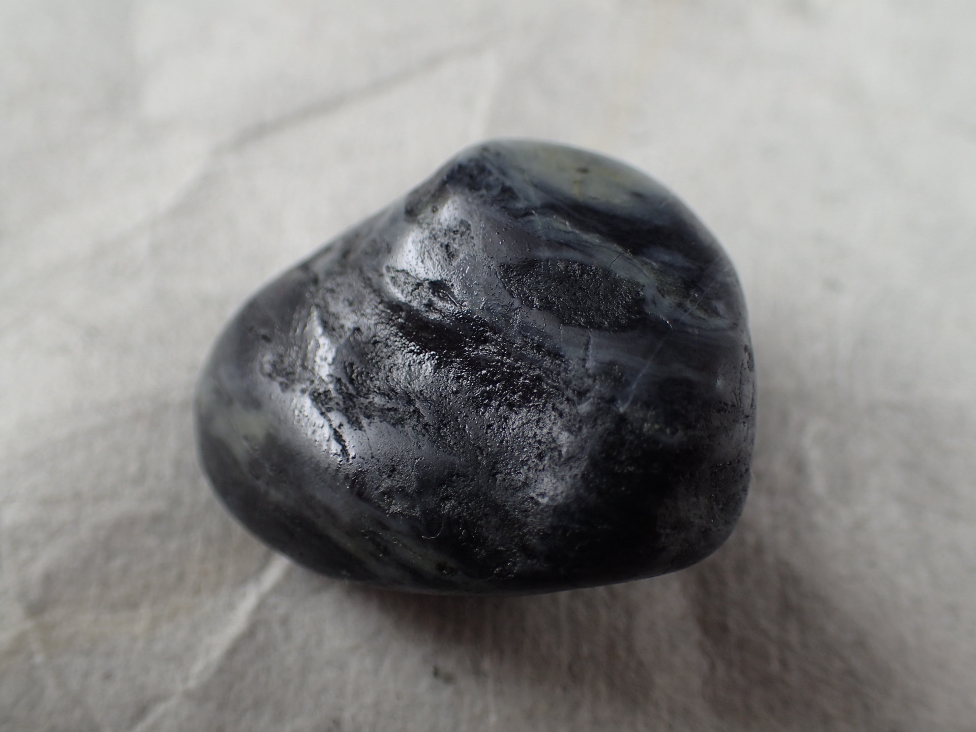 最高品質ブラック糸魚川翡翠(Itoigawa Jade) 新潟県糸魚川市産 ｜石の