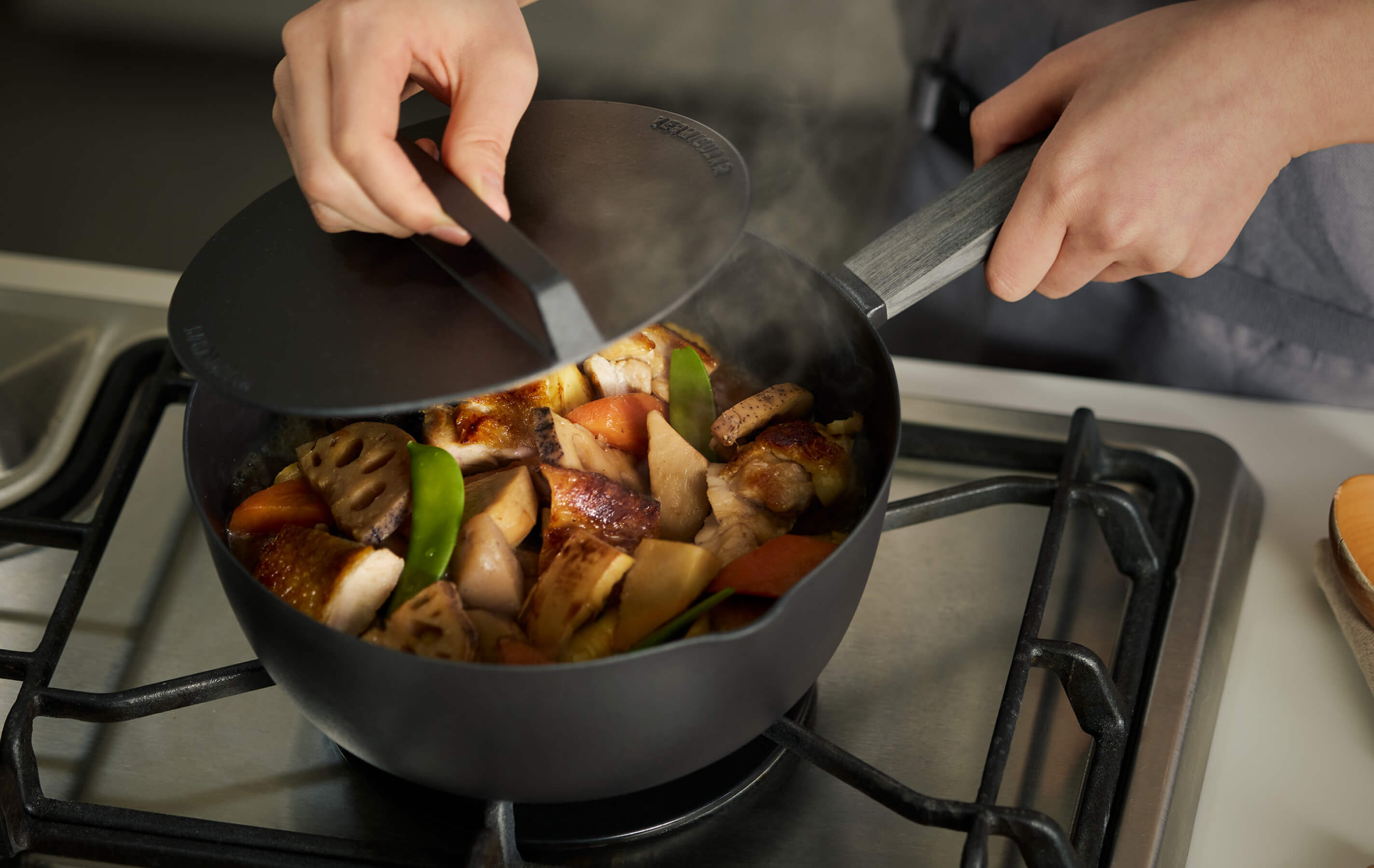 素材を焼き、煮炊きを極める。鋳物ホーロー製の雪平鍋 バーミキュラ