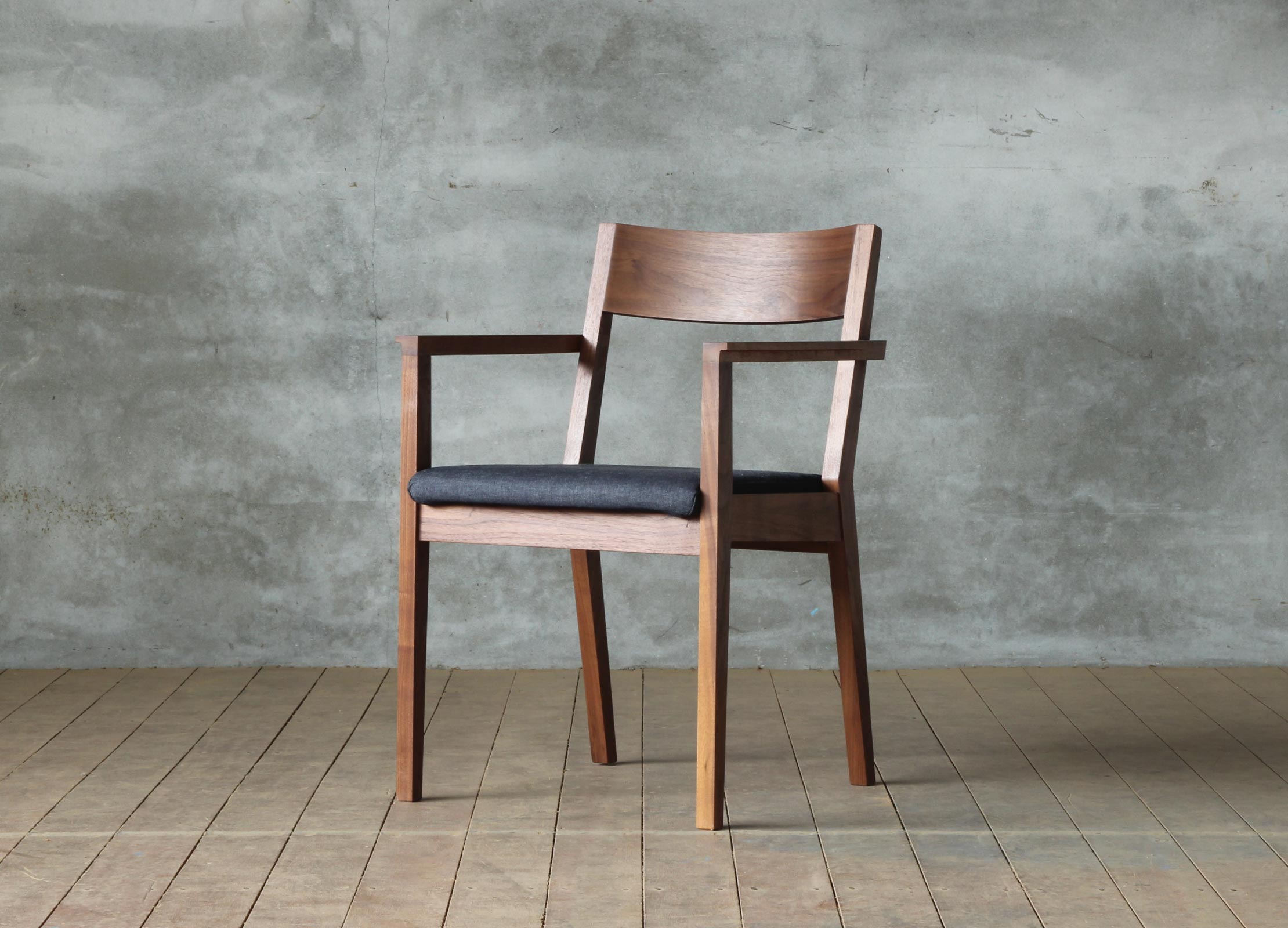 無垢材を生かしたシンプルなロングアームチェア｜SOLID横浜