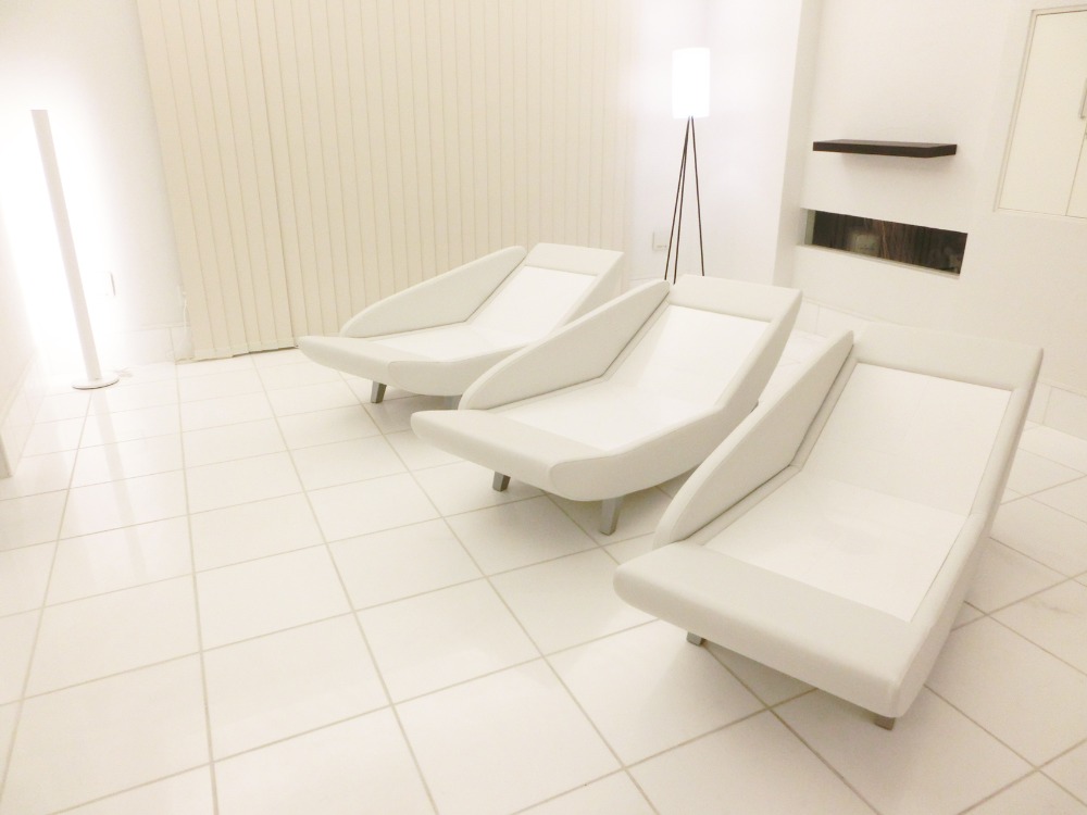 株式会社横戸建設｜ヒーリングストーンカウチ｜岩盤浴家具