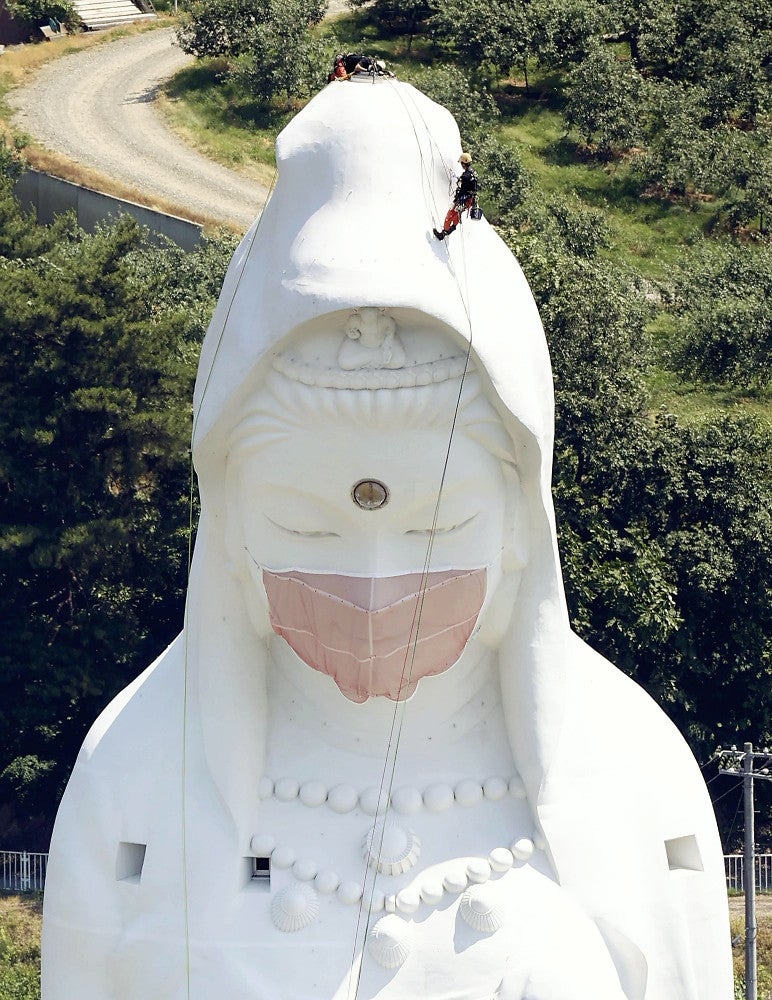 巨大観音像にマスク、魔よけの朱色に : 読売新聞