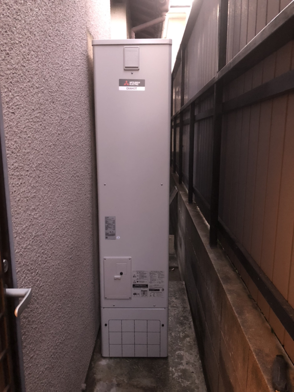 大阪府高槻市で三菱「SRT-W375Z」を設置～タンクとヒートポンプの離隔