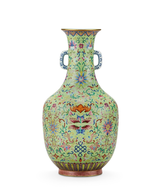 綠地粉彩纏枝蓮紋雙耳瓶-宇珍國際藝術| Yu Jen Taipei重要中國瓷雜工藝