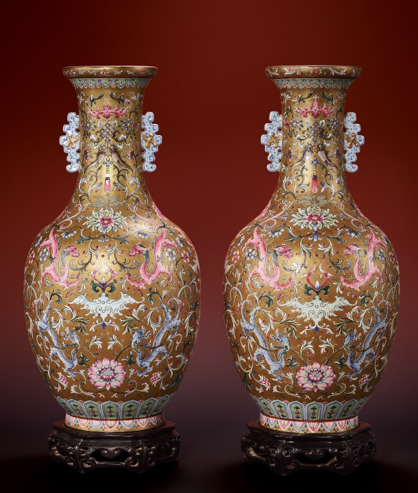 金地粉彩纏枝西番蓮螭龍紋雙龍耳瓶一對-宇珍國際藝術| Yu Jen Taipei
