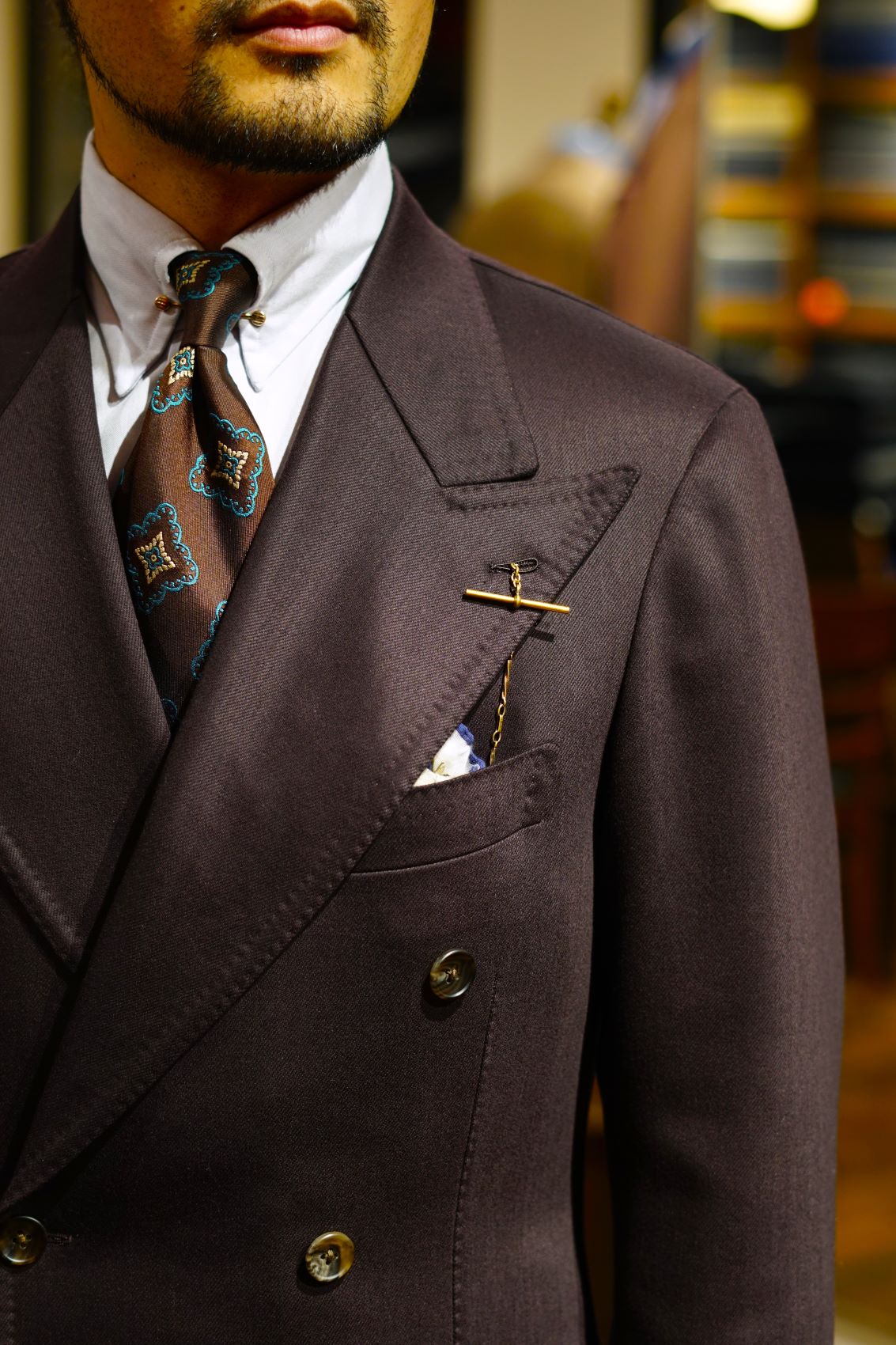 初めての試み。バーガンディーのダブルスーツをクラシックに