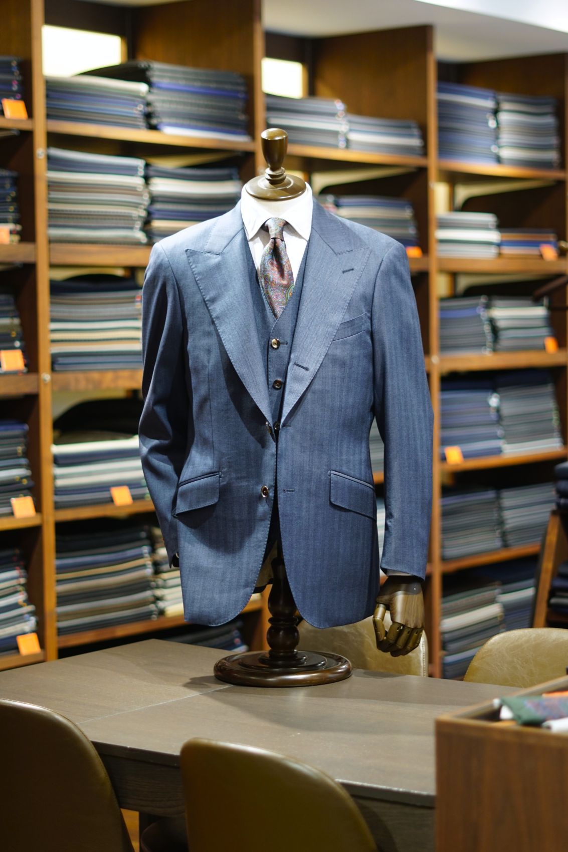 カノニコらしからぬ生地感の杉綾織です。本当に触ってほしいですね