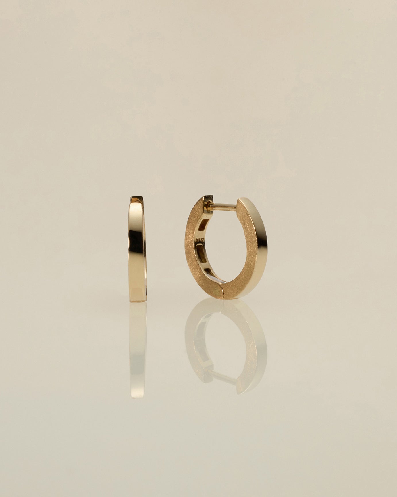 K18 フラット フープピアス スモール | XOZ 18金ピアス – XOZ