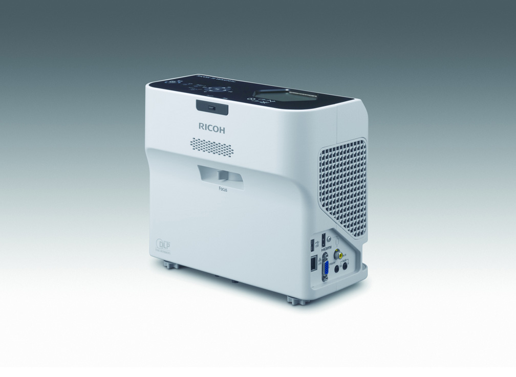 机の上にも投影可能、小型軽量の超短焦点プロジェクター | 日経クロス