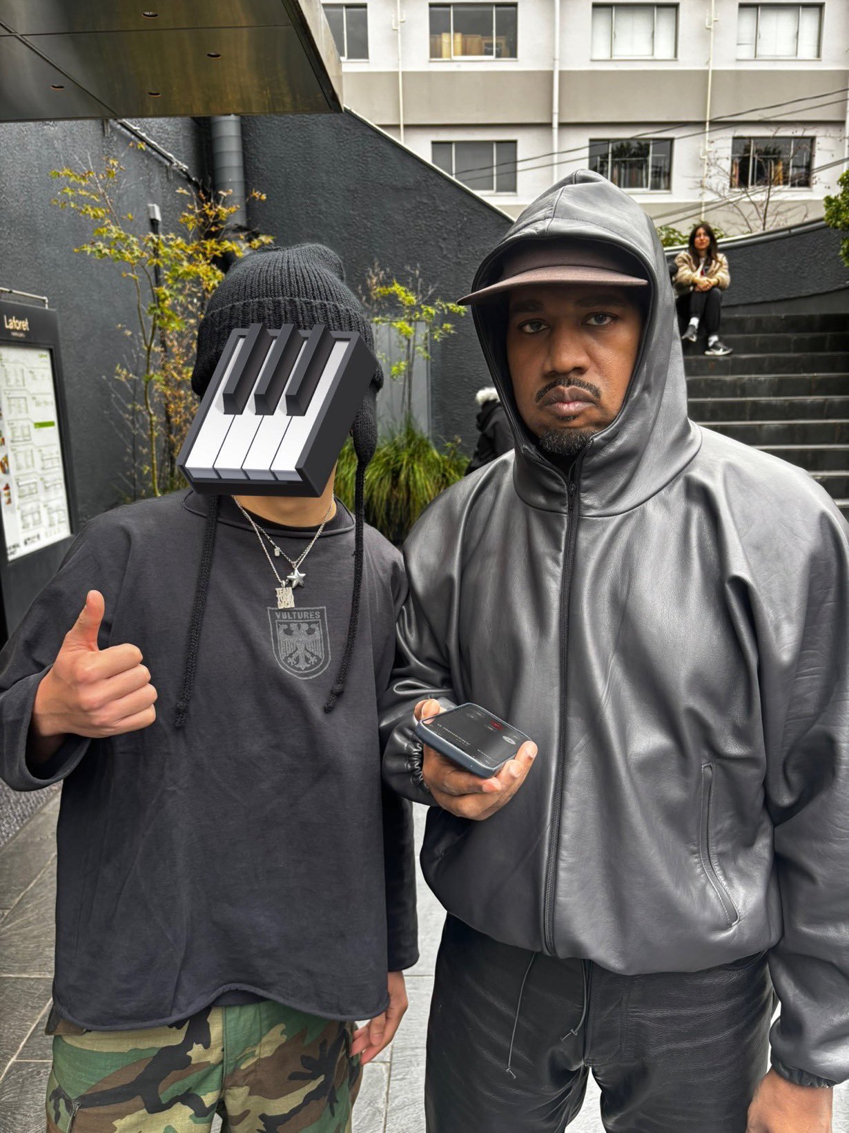 Ye が Travis Scott のライブで YEEZY の PK-01 Jacket を着用