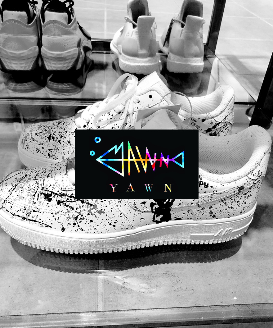 スニーカー - YAWN