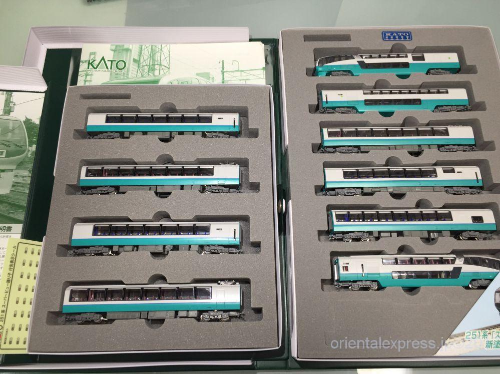 251系 スーパービュー踊り子 新塗装 入線です。KATO 10-474/475