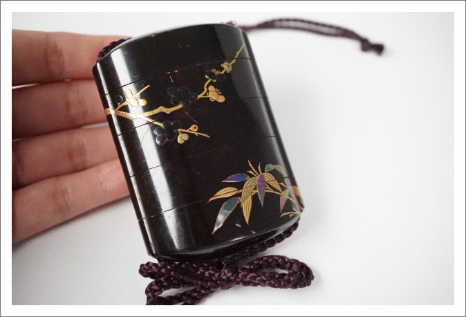 時代提げ物　黒漆　三つ葉葵蒔絵　印籠　薬入　根付　緒締め玉　C　9438 重要文化財指定記念特別展 百草蒔絵薬箪笥と飯塚桃葉 | 根津美術館