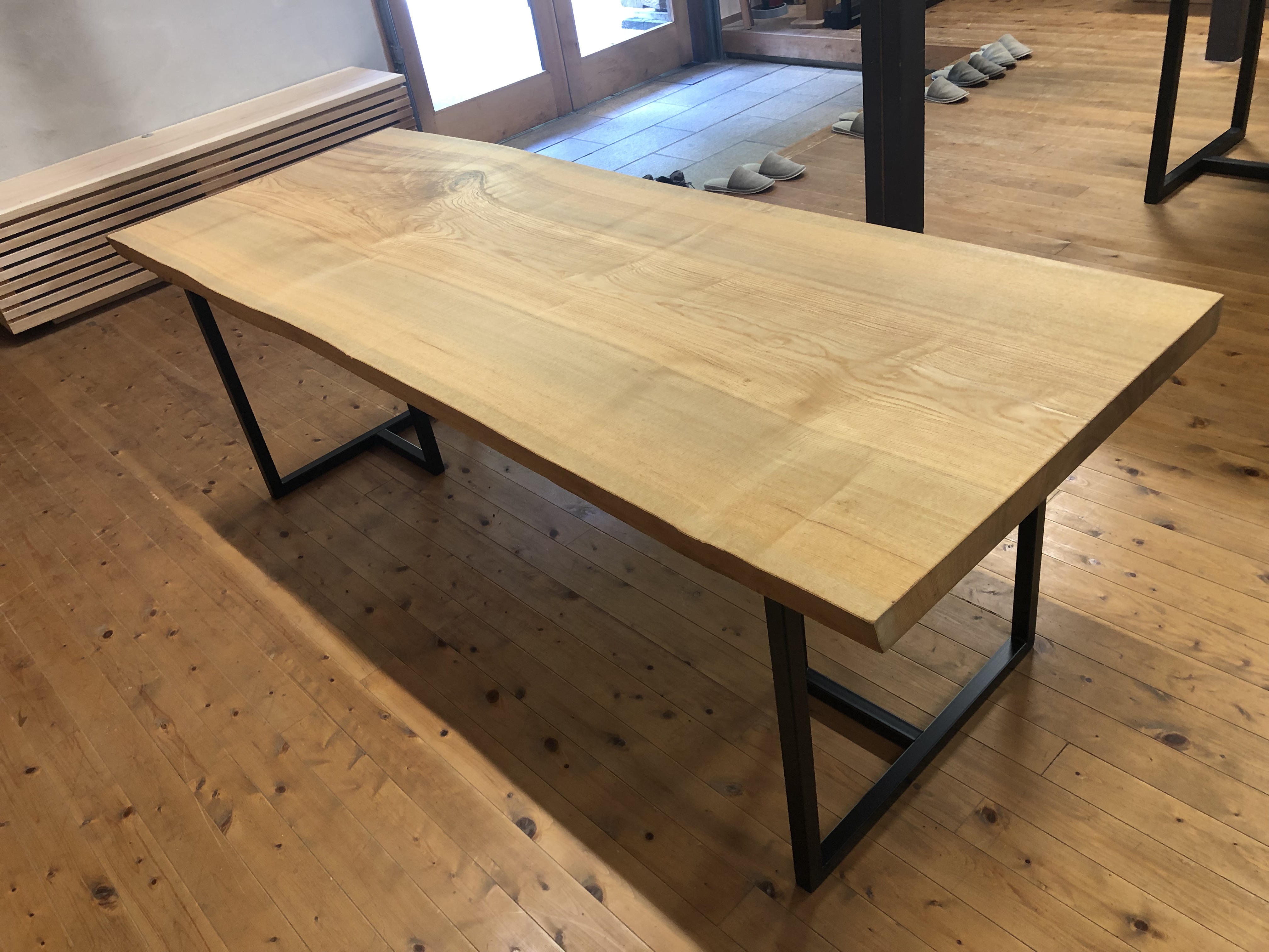 タモ一枚板テーブルtm-01dt | 一枚板テーブルと無垢カウンター販売の