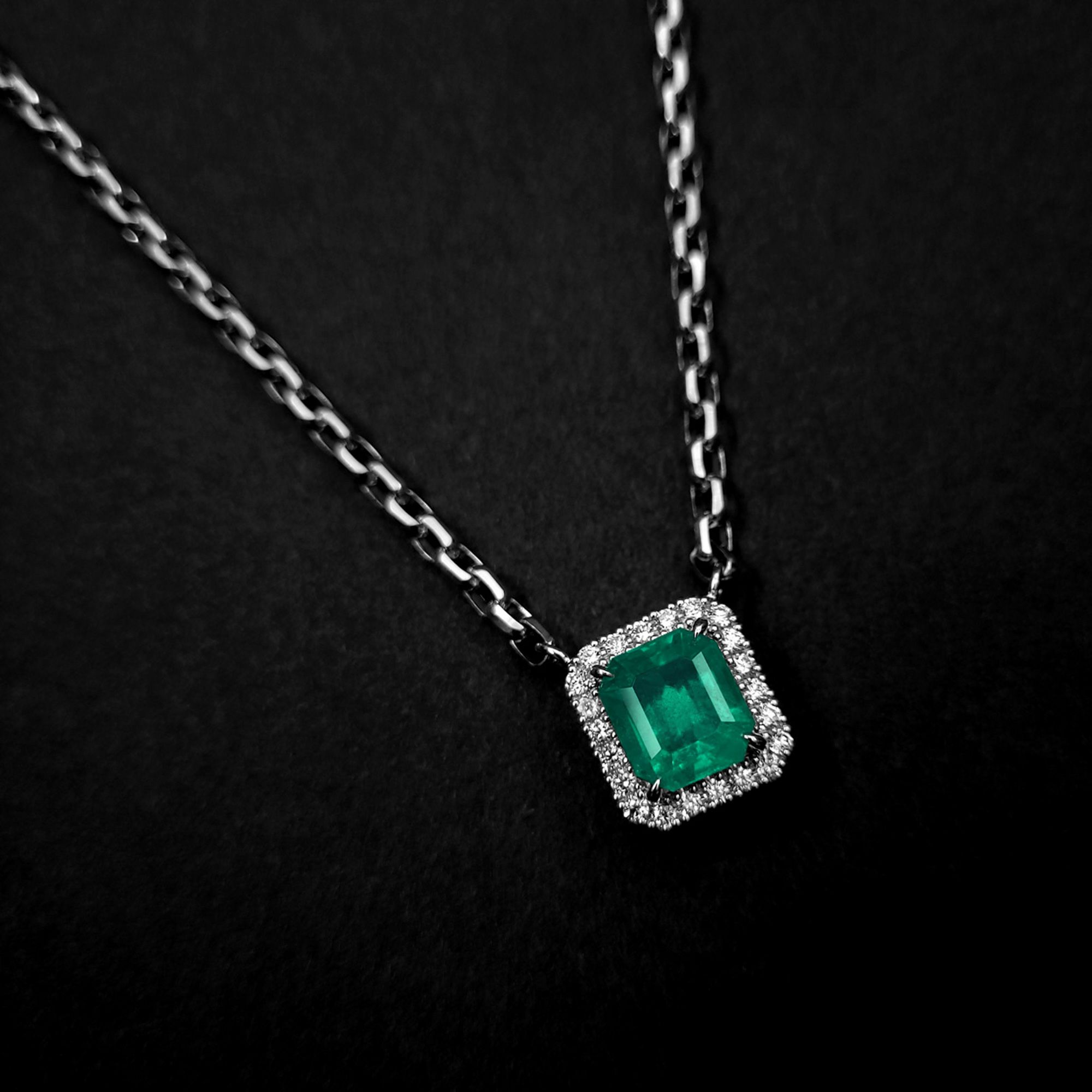 コロンビア産エメラルド2.30ctプラチナネックレスダイヤ0.28ct付(中央