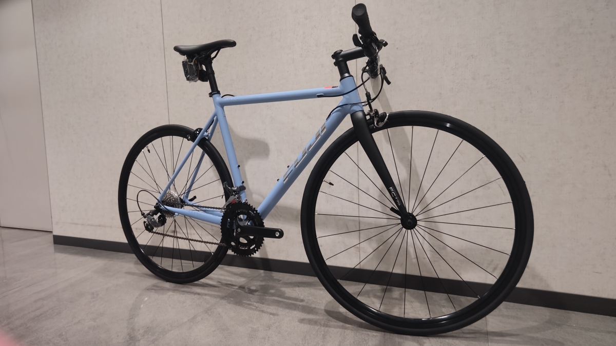 FUJI】爽やかなブルーが目を惹く一台。颯爽と走れるフラットバーロード