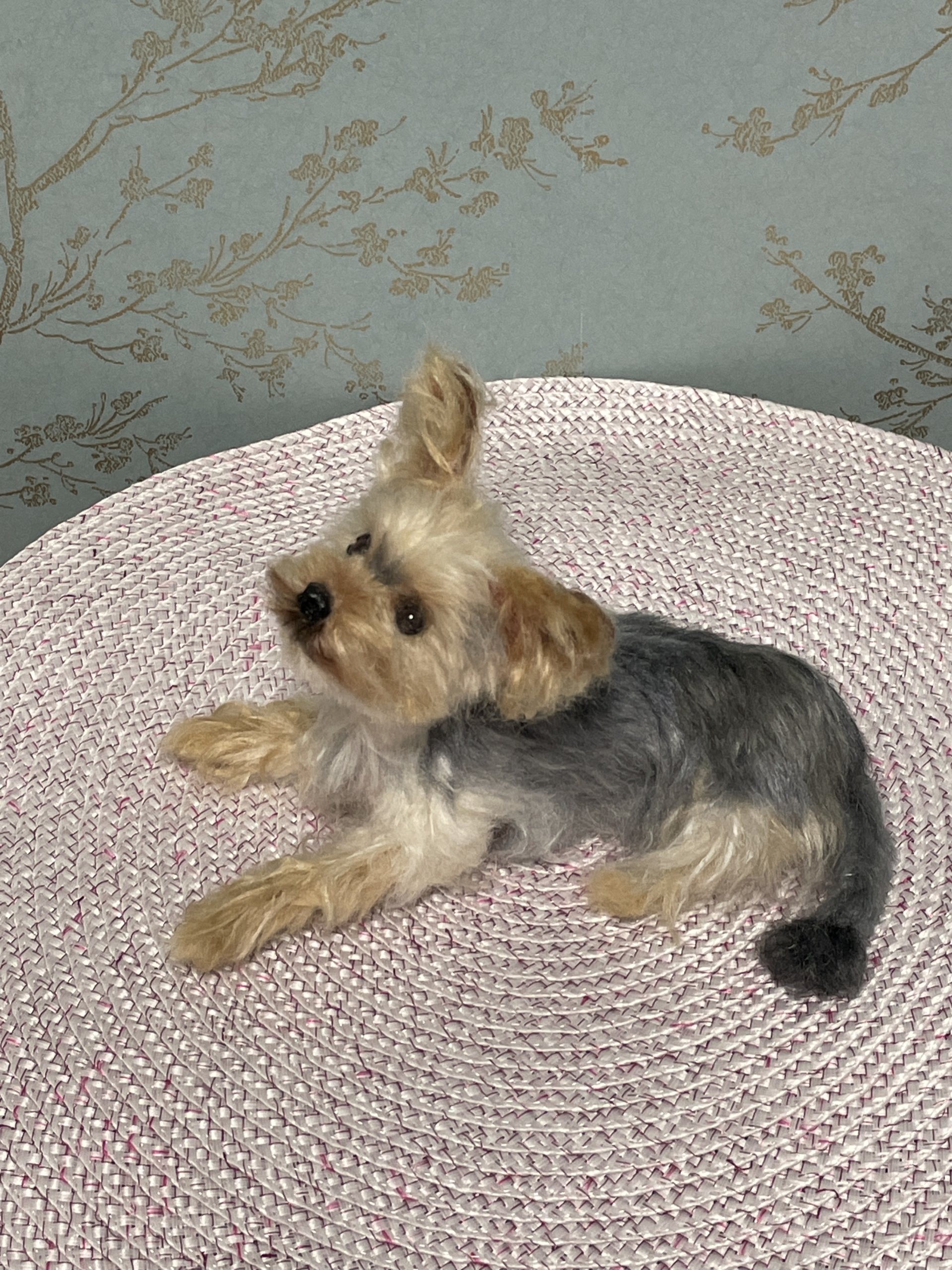 羊毛フェルトでモヘア等ツヤのある植毛でヨークシャーテリアを制作