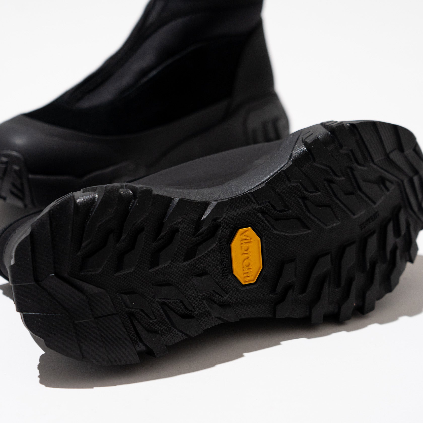 pg CAVE BLACK – YUEN