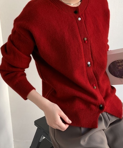 カーディガン ふんわり素材で可愛らしい。配色ボタン モヘア ニット