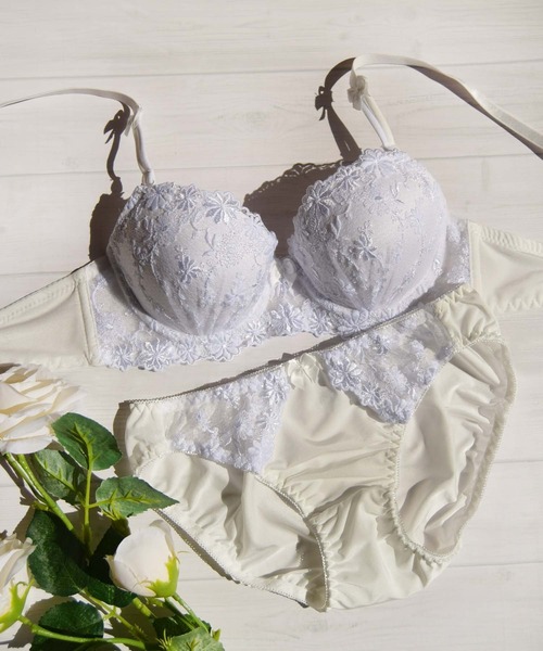 Sanei ブラジャー ショーツセット 「ナチュ盛りで上品なボリューム感