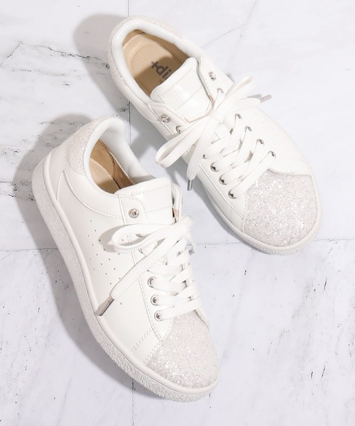 diana（プラスダイアナ） スニーカー ビジュー付きパンチング