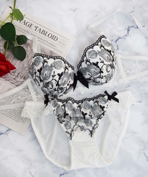 Sanei ブラジャー ショーツセット 「美谷間＆丸胸を叶える！ナチュ盛り