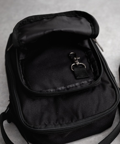 Carhartt（カーハート） ショルダーバッグ Crossbody Zip Bag 縦型