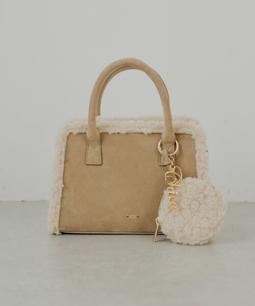 Chico（チコ） ボストンバッグ ロゴチャーム付きスエードムートン