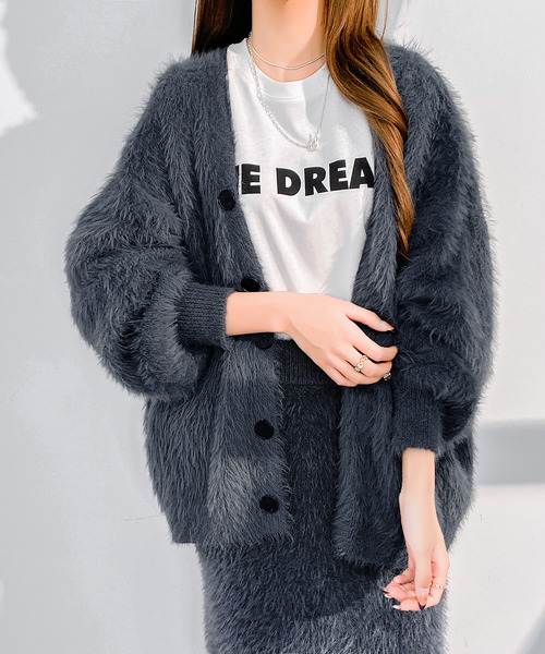 カーディガン 毛足の長い、ラグジュアリーな印象。シャギーニット