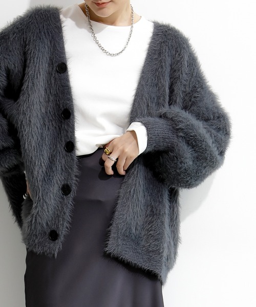 カーディガン 毛足の長い、ラグジュアリーな印象。シャギーニット