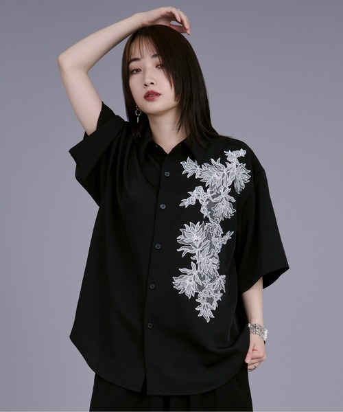 Ellno Loset（エルノロゼット） シャツ ハッチングフラワー刺繍シャツ