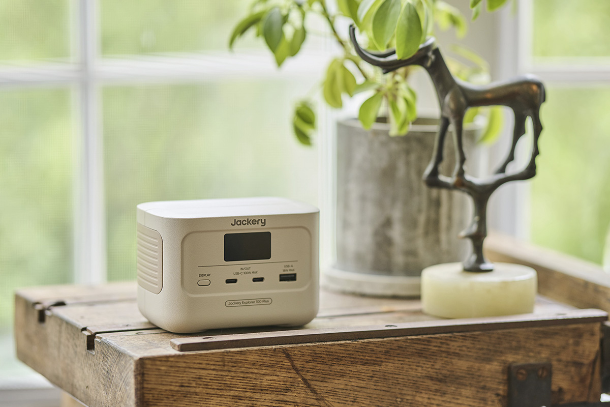 Jackery、ポータブル電源にインテリアに馴染む新色「サンドゴールド