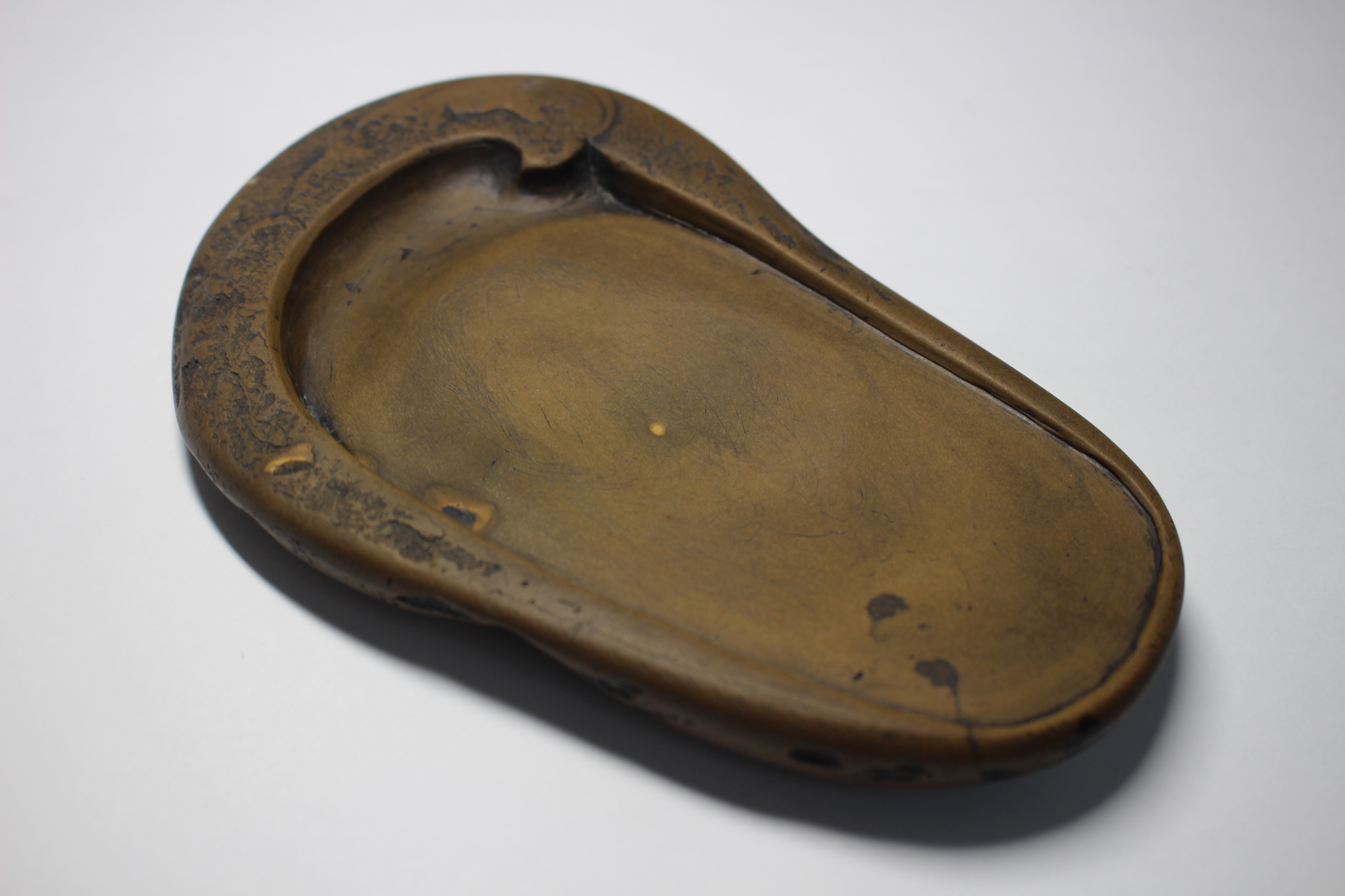 □歙州硯□蒼黒中に穏やかな水波細羅紋□雷文彫琢の門字長方硯□約8吋