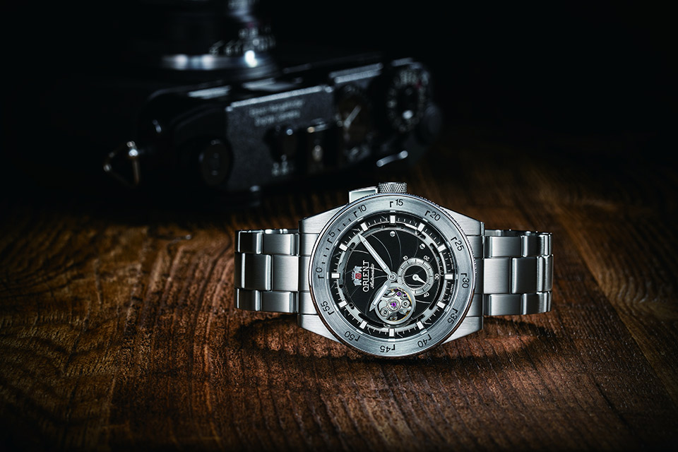 カメラをモチーフにした遊び心あふれるオリエントの機械式腕時計