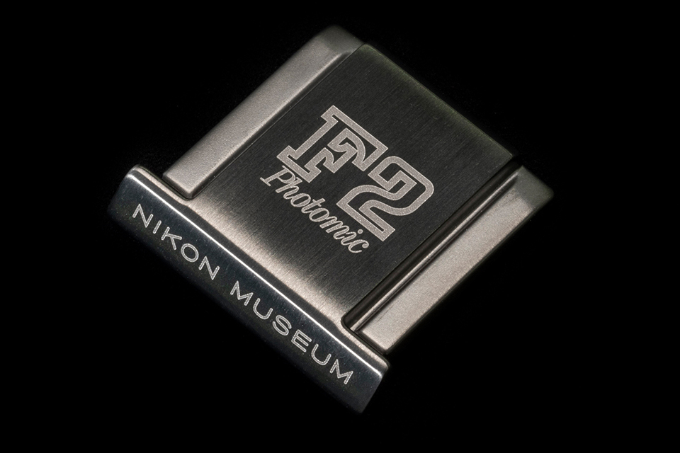 カメラを名機のロゴで飾ろう！「ニコンF2誕生50周年記念アクセサリー