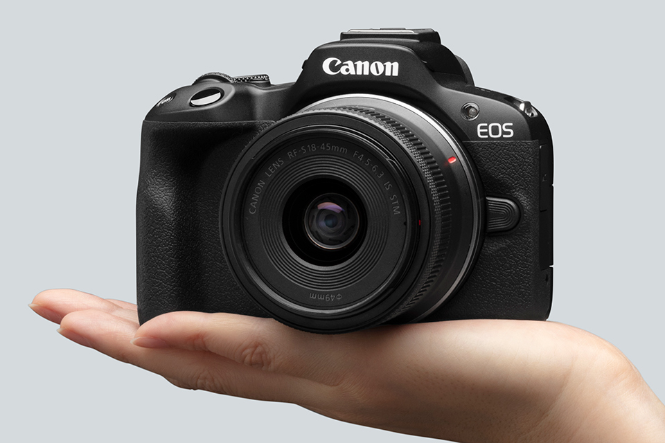 キヤノンの小型軽量ミラーレスカメラ「EOS R50」と「RF-S55-210mm F5