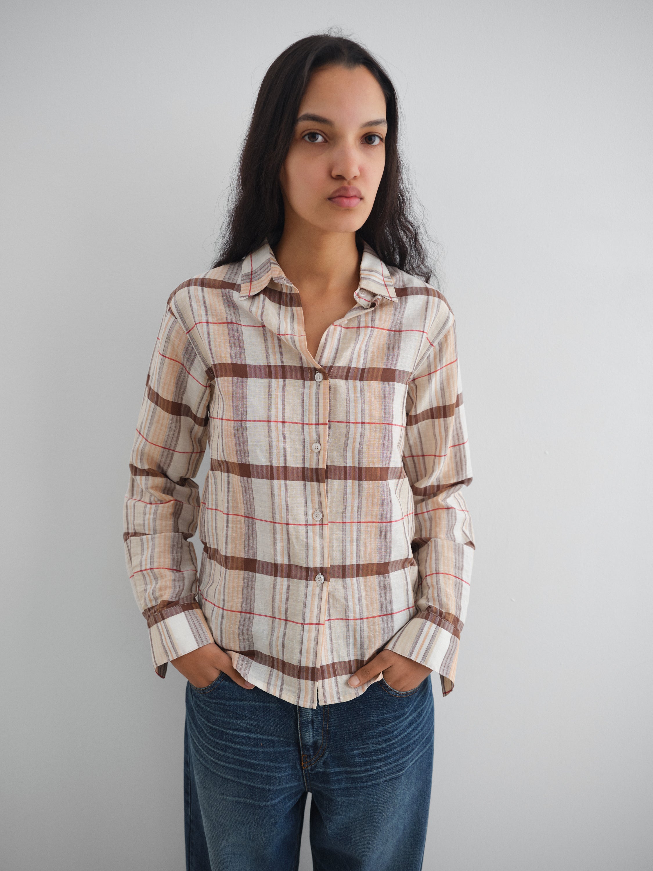 Beige checkered shirt for women with pocket and fitted cut – Gimaguas