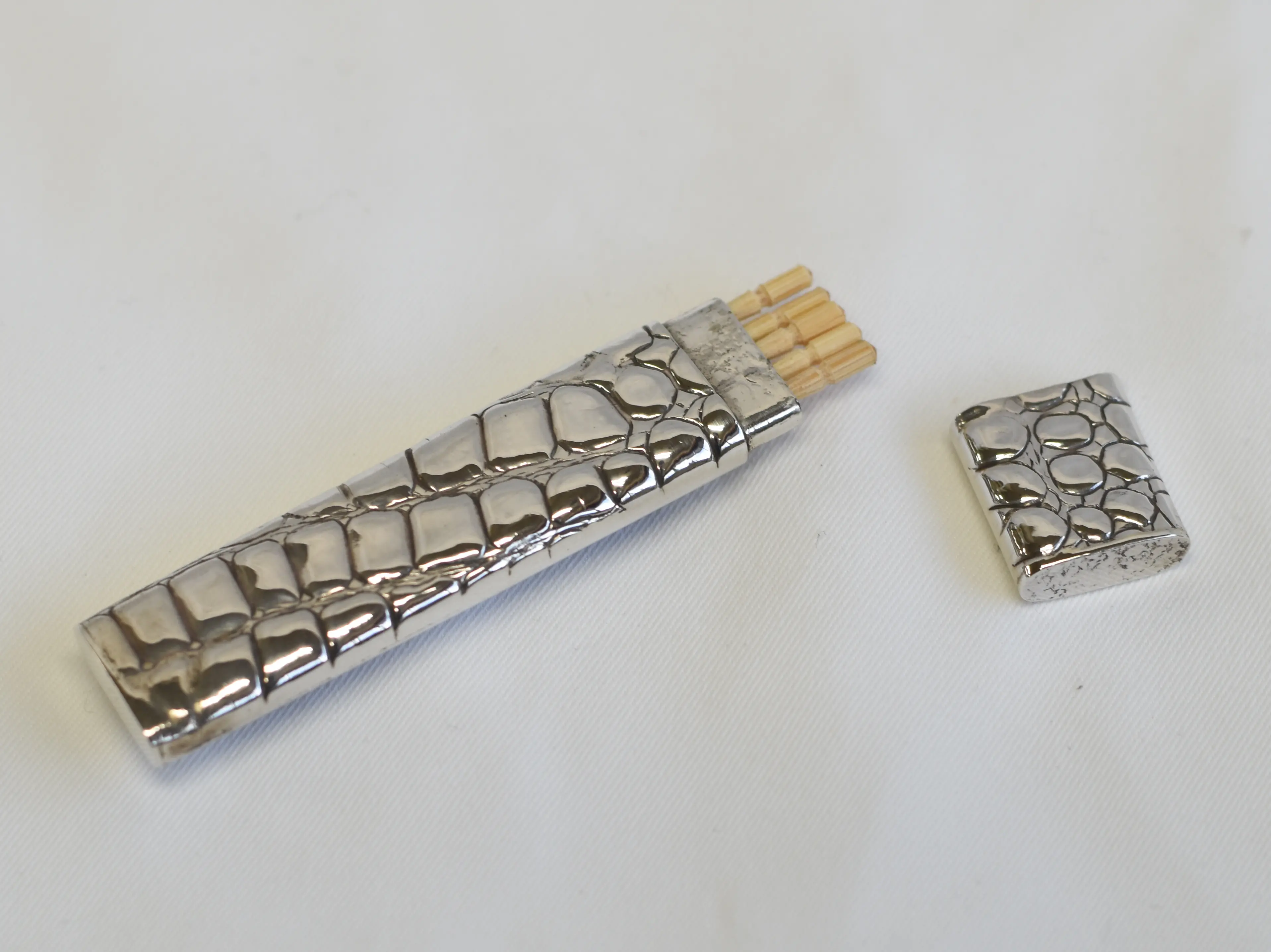 銀製・革製風・爪楊枝入れ2 ｜ 内藤銀器製作所