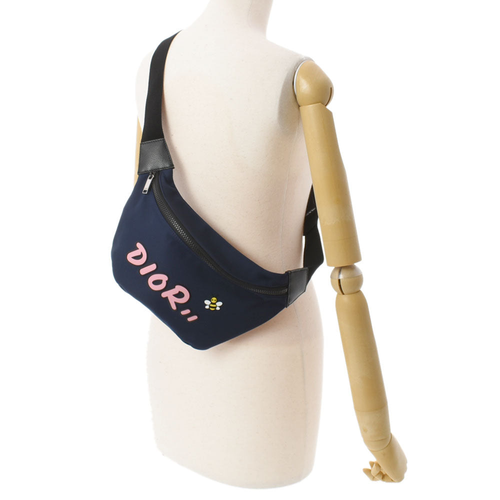 クリスチャンディオールKAWSコラボ 蜂モチーフ ボディバッグ 青 メンズ