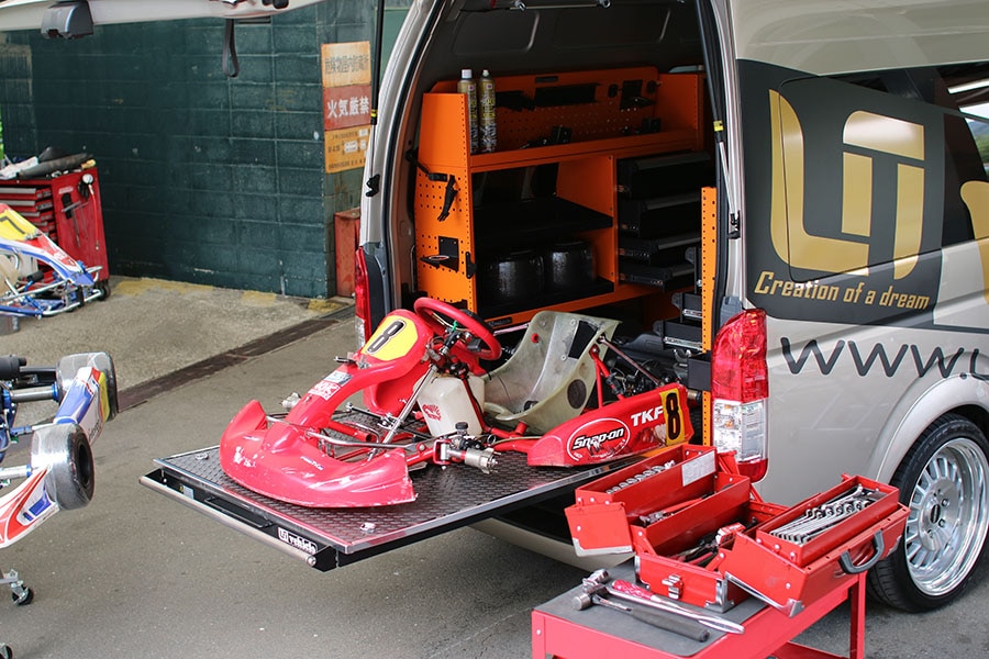 ハイエース200系 専門店 ユーアイビークルのハイエース スライドフロア