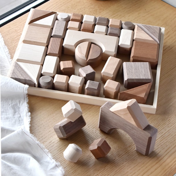 角を使って様々な積み方ができる積み木「つみつみブロック Lサイズ(42