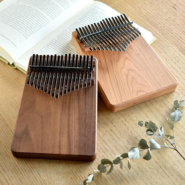 Kalimba Solid」天然木の温もりと癒しの音色。スタイリッシュに仕上げ