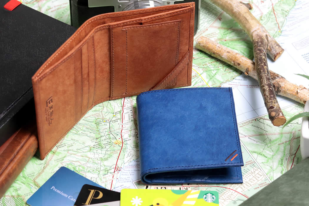 革職人 Margot（マルゴー）ホックもマチもない薄い二つ折り財布